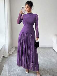 Modelyn Vestido longo de festa elegante em renda roxa com gola alta, cintura marcada e estilo vintage, disponível em tamanhos grandes. - Roxa - Ver 3