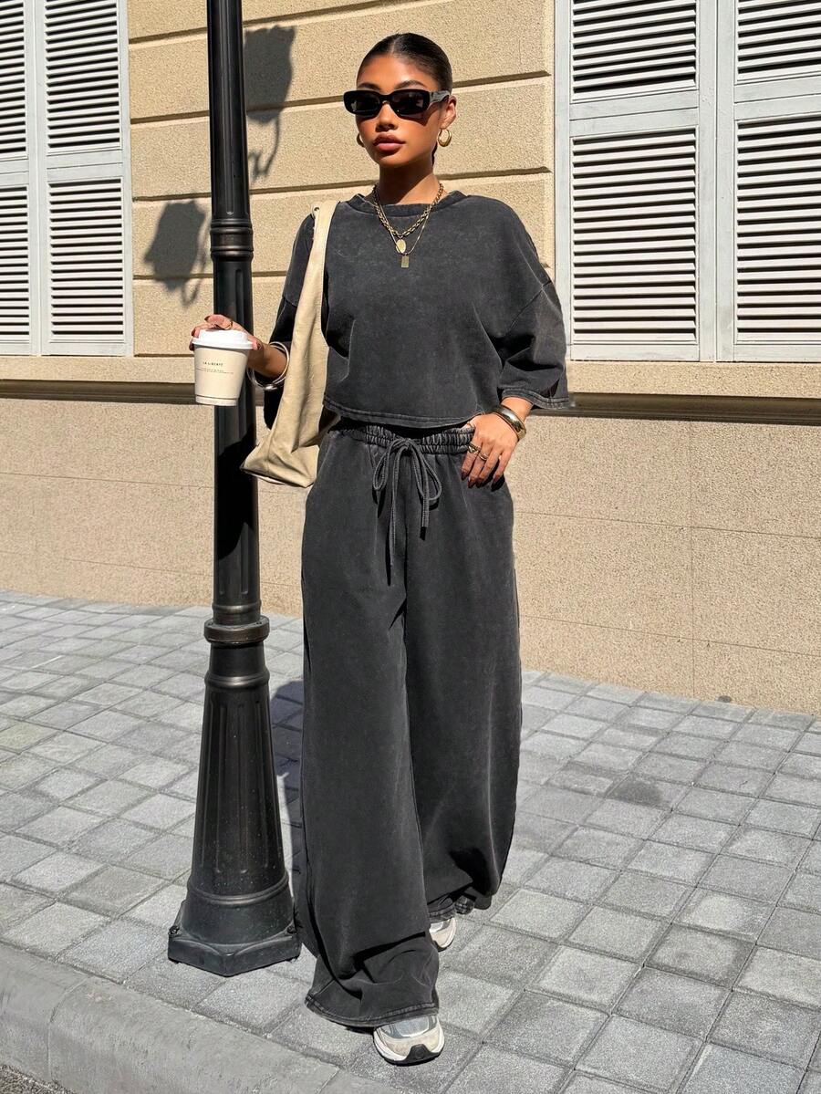 Muchica Damski komplet z koszulką i spodniami w stylu vintage z nadrukiem płatków śniegu i okrągłym dekoltem, letni - Czarne - Zobacz 1