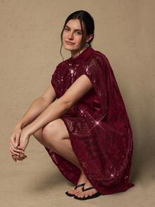 Freevana Gaun Tunik Ukuran Besar Berpayet Warna Burgundy dengan Lengan Pendek Model Kelelawar dan Kerah Tegak untuk Pakaian Pesta - Burgundy - View 5