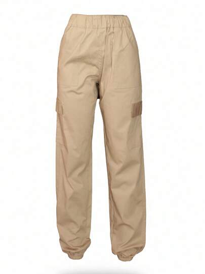 Pantalón Jogger fabricado en material gabardina de corte amplio con bolsas tipo cargo en los laterales