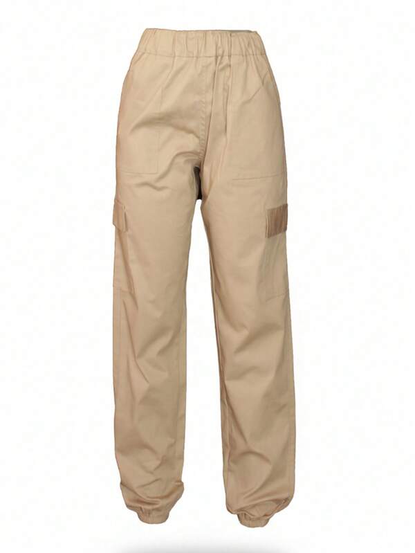 Pantalón Jogger fabricado en material gabardina de corte amplio con bolsas tipo cargo en los laterales