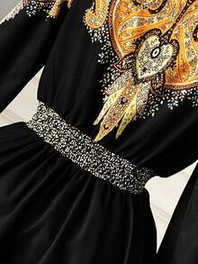 Rometta 大码女式定位花卉印花金色图案优雅黑色A字修身连衣裙，适合婚礼、派对、节日、约会和其他场合。 - 金色 - 查看 5