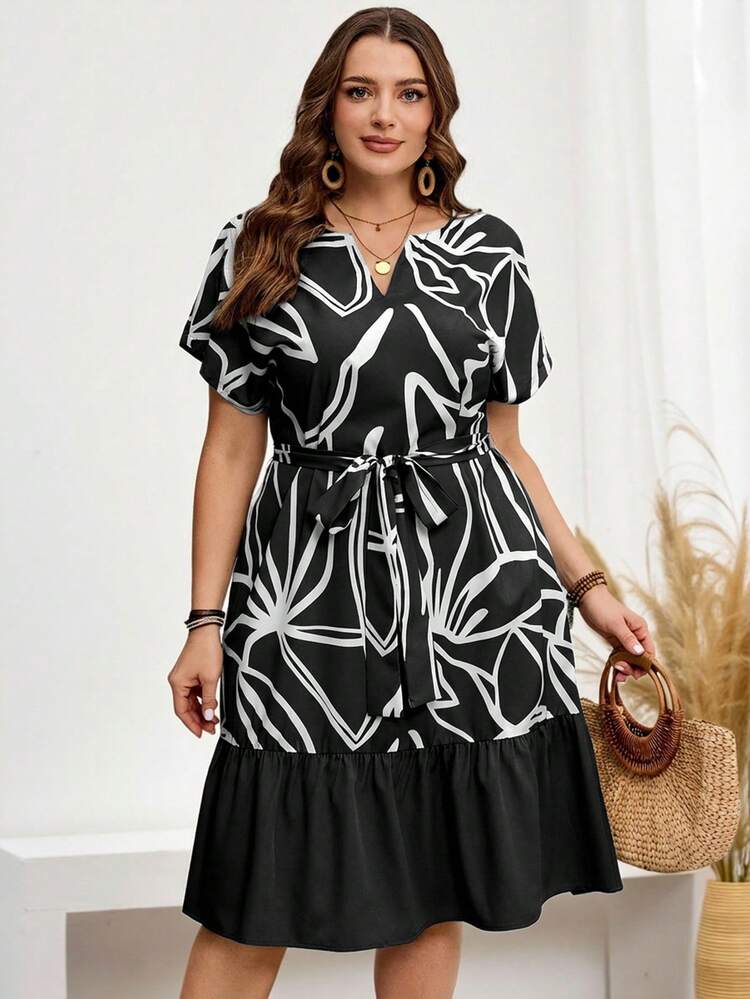 Vestido de manga corta con cuello en pico, cinturón y estampado todo sobre talla grande