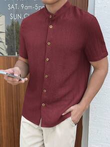 Manfinity VCAY 男士條紋短袖鈕扣休閒襯衫 鈕扣領口馬刺繡夏季海灘婚禮無領藍條紋上衣 輕盈透氣藍條紋爺爺領襯衫 修身版型純色藍條紋紋理襯衫 夏季必備男士藍條紋襯衫 適合度假海灘 送給丈夫男友的禮物 簡約時尚通勤 栗色襯衫 深紅色襯衫 酒紅色男士襯衫 男士襯衫 紅色男士襯衫 父親節禮物 - 紅木色 - 查看 6