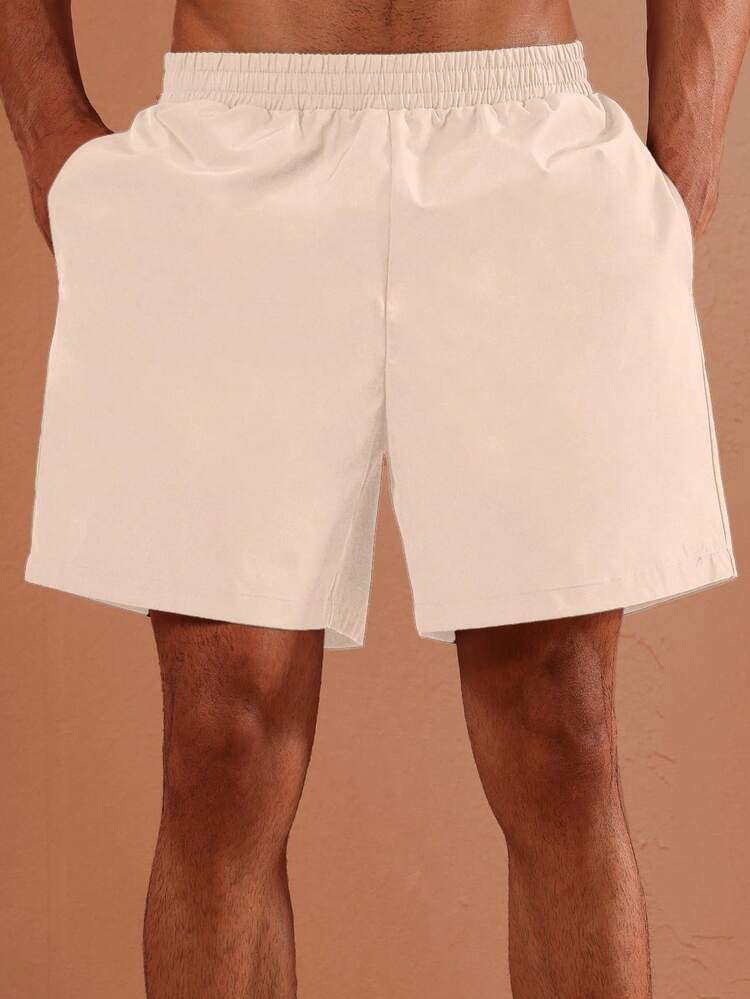 リラックスフィットのビーチショーツ。通気性に優れ、サイドポケット付き。