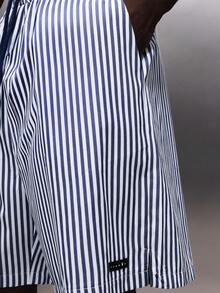 PLAYBOY X SUMWON Quần short mặc nhà dáng rộng, kẻ sọc dọc, cạp chun, xẻ tà hai bên, thích hợp cho mùa hè mặc thường ngày. - Xanh và trắng - Xem 5