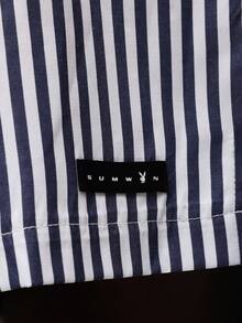 PLAYBOY X SUMWON Quần short mặc nhà dáng rộng, kẻ sọc dọc, cạp chun, xẻ tà hai bên, thích hợp cho mùa hè mặc thường ngày. - Xanh và trắng - Xem 6