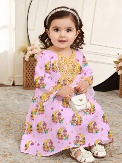 SHEIN رمضان عباية صلاة أحلام بلون البنفسج، جلابية طفلة بطبعات زهور، طبعات نجوم وقمر كرتونية جميلة، طبعات فراشة على فستان بناتي كاجوال فضفاض بياقة على شكل V وأكمام طويلة، مناسب للربيع والصيف، فستان ماكسي أنيق أكمام طويلة، عباية صلاة بنات، راحة وارتداء كاجوال، كفتان محتشم، جلابية بنات