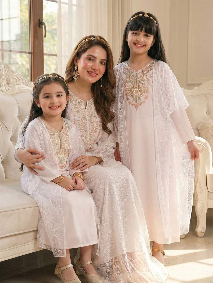 SHEIN 这款浅粉色两件套女童套装，上衣采用精致蕾丝面料，领口和袖口饰有色彩缤纷的刺绣花卉，设计优雅别致，适合节日或家庭聚会等正式场合，轻盈透气，是春秋季的理想之选。 - 粉色 - 查看 1