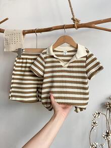 SHEIN 2 件装 男童休闲运动学院街头可爱度假条纹翻领 POLO 衫和卡其色短裤套装 适合儿童服装 男童服装 返校男孩套装 适合生日派对、晚会、表演、婚礼、洗礼、开幕式 日常 适合日常使用 适合上学 适合旅行 适合运动 适合春夏季节