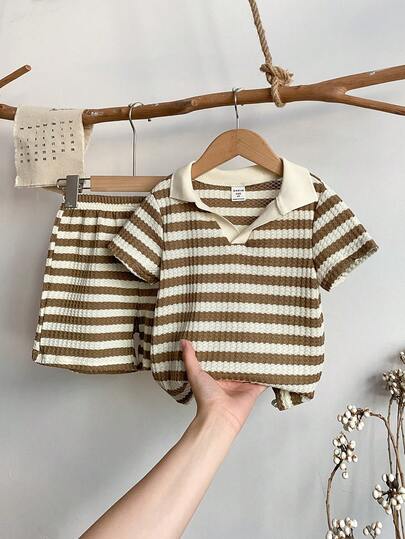 SHEIN 2-pack Pojkar Casual Sport College Street Söt Semester Randig Polotröja Med Slagslag Och Khaki Shorts Set Lämplig För Barn Outfits Pojkkläder Tillbaka Till Skolan Pojkset Lämplig För Födelsedagsfester, Kvällsfester, Framträdanden, Bröllop, Dop, Öppningsceremonier Dagligen Lämplig För Daglig Användning Lämplig För Skolan Lämplig För Resor Lämplig För Sport Lämplig För Vår- Och Sommarsäsonger