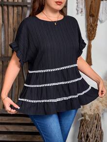 EMERY ROSE Atasan Hitam Ukuran Plus yang Elegan dengan Leher Bulat, Lengan Pendek Model Batwing, dan Aksen Geometris Berumbai. Blus Hitam Terbaru untuk Wanita Ukuran Plus. - Hitam - View 6