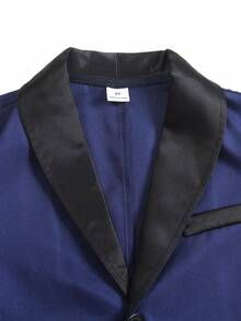 Set da 4 pezzi da gentiluomo per bambini di 4-7 anni: blazer blu navy con texture, camicia bianca tessuta, gilet smanicato e pantaloni casual neri. Stile alla moda, elegante e vintage, adatto per feste di compleanno, matrimoni, battesimi, primo giorno di scuola e altre occasioni.