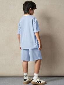 SHEIN Set de 2 piezas de camiseta de manga corta con cuello redondo y pantalones cortos de bloques de color casual para niño preadolescente, adecuado para ir y venir, la escuela, el uso diario casual, deportes, primavera/verano - Celeste - Ver 3