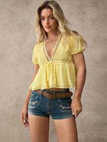 WESTFADE 爆米花雪纺蕾丝边短泡泡袖V领娃娃裙摆系带上衣 - 黃色 - 查看 5