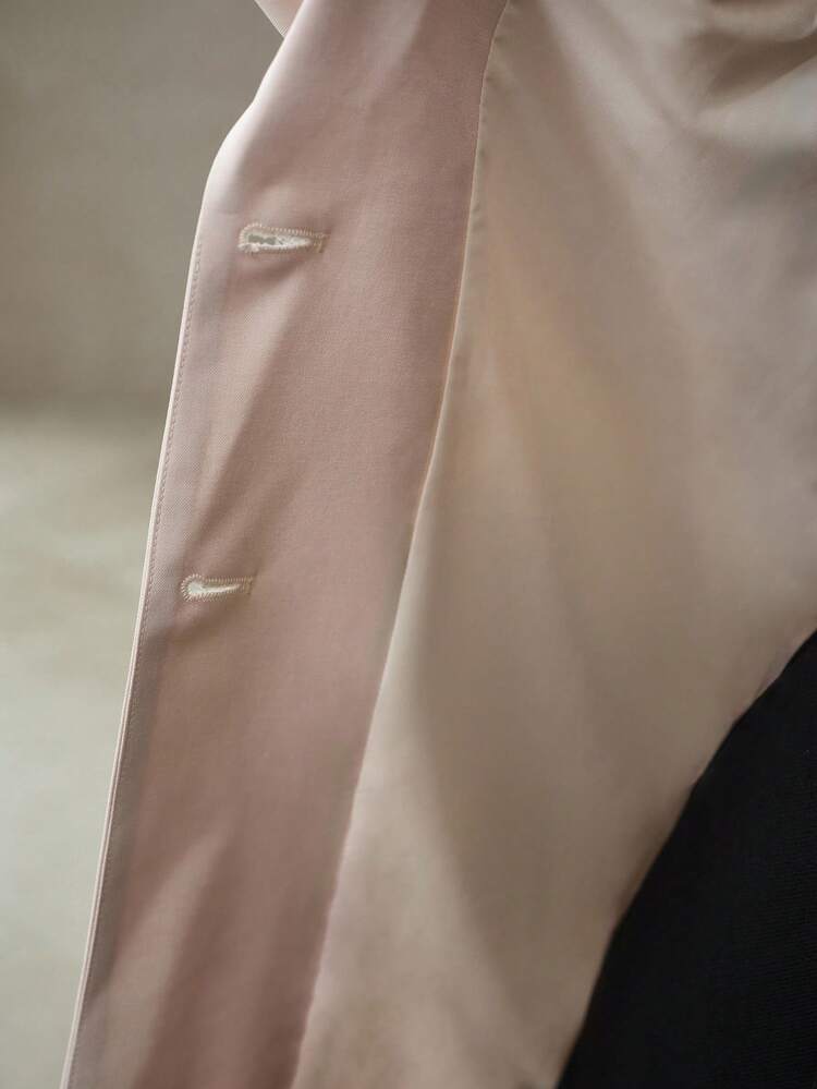ABRIGO TRENCH CON CINTURA CEÑIDA DE DISEÑO ELEGANTE Y ESTILOSO PARA USO CASUAL Y DIARIO