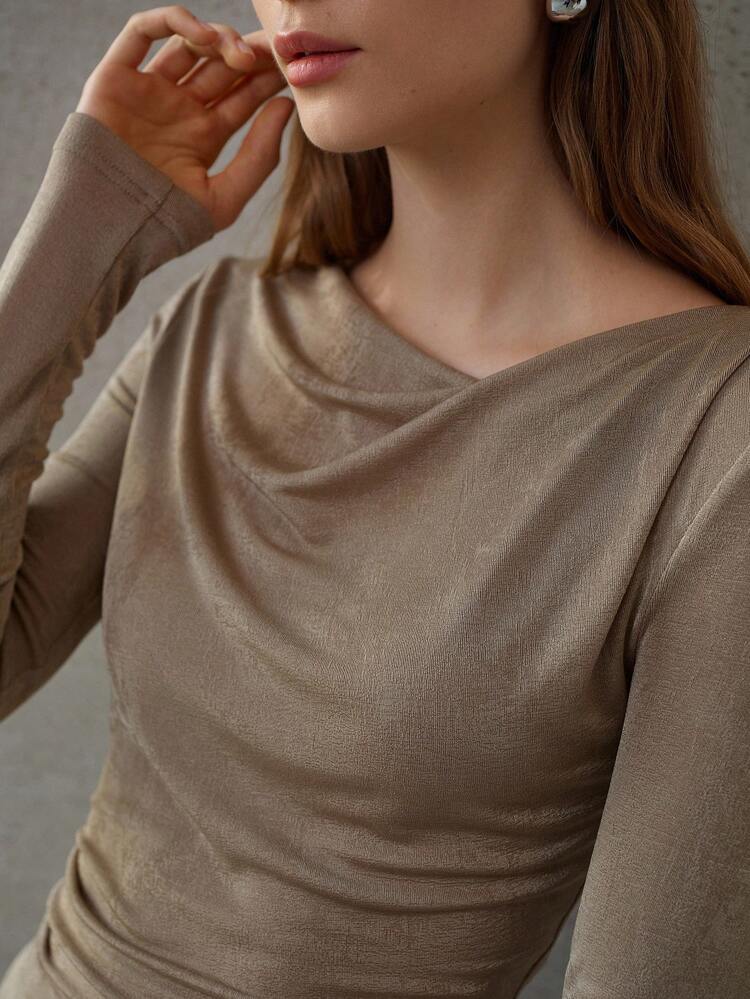 CAMISETA CASUAL DE MANGA LONGA COM OMBRO ASSIMÉTRICO, AJUSTE SLIM, PLISSADA E ELEGANTE PARA MULHERES, PRIMAVERA/VERÃO
