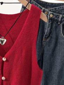 SHEIN Franclia Áo vest dệt kim cổ chữ V màu đỏ đậm kiểu vintage mới, thích hợp mặc đi làm, phối đồ nhiều lớp. Thiết kế cổ chữ V sâu nổi bật với cúc cài, họa tiết gân dọc, kiểu dáng tối giản nhưng vẫn thanh lịch. Chất liệu dệt kim cao cấp, mềm mại và thân thiện với da, nhẹ và không gây khó chịu. Kiểu dáng thoải mái, thanh lịch, thích hợp cho đi làm, hẹn hò, mặc thường ngày. Áo vest dệt kim màu tối cho nữ, áo dệt kim màu đỏ cho nữ, áo đỏ dễ thương. - Đỏ - Xem 8