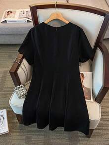 GlowEve CURVE Plus Size Women's Bestselling Elegant Rhinestone Floral Decor Round Neck Fitted Dress, Suitable For Daily Commute, Party, Date, Versatile - Black - View 2