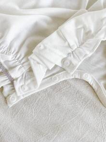 SHEIN Vintaside Kids 女婴三件套趣味昆虫印花连体衣套装，包括带褶皱下摆和可爱荷叶袖的短裤，夏季必备单品 - 彩色 - 查看 7