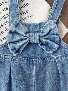 LMoss Kids 女婴蓝色牛仔背带裤，配有3D蝴蝶结领和裤子 - 中等水洗藍 - 查看 4