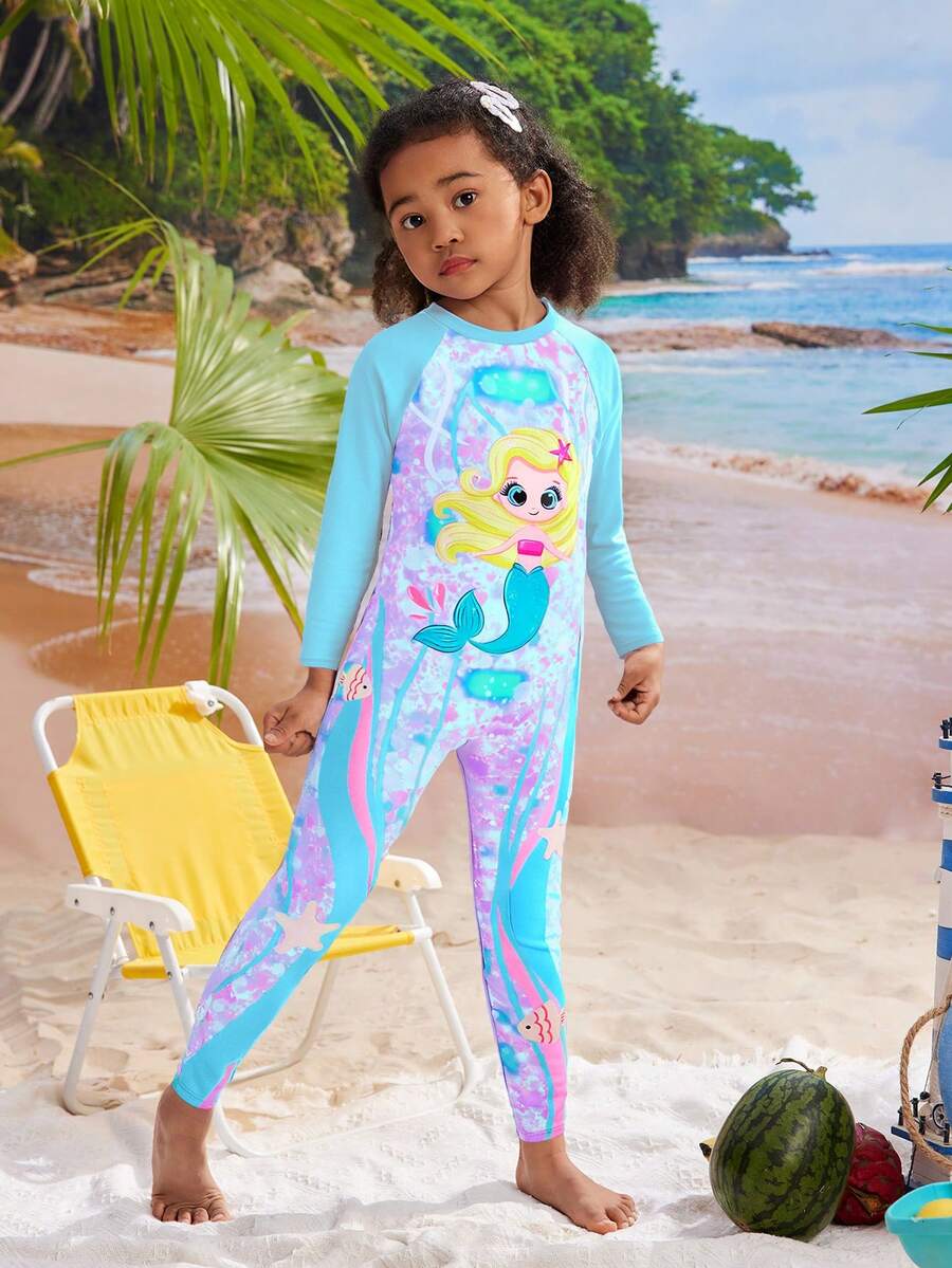 SHEIN 女童连体泳衣，阿拉伯传统风格，蓝色女童套装，中东风情长袖上衣和裤子套装。这款可爱的美人鱼印花连体泳衣采用长袖设计，饰有美人鱼图案，并提供防晒保护。背部拉链方便穿脱，非常适合女孩穿着。时尚、休闲、精致、优雅。 - 藍色 - 查看 1