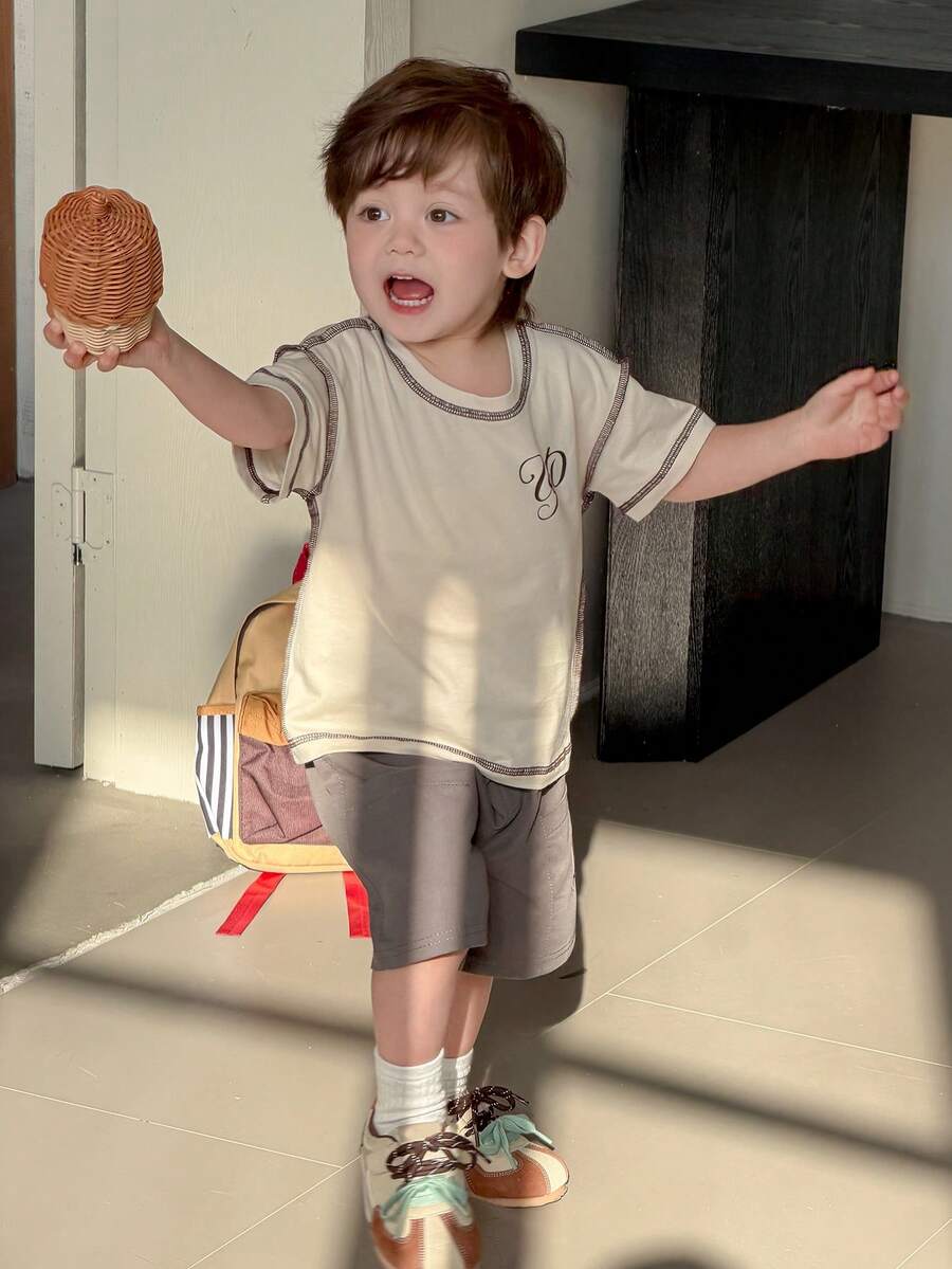 DAZY Camiseta de manga corta con cuello redondo, costuras de contraste y estampado de letras para niños pequeños, verano - Caqui - Ver 1