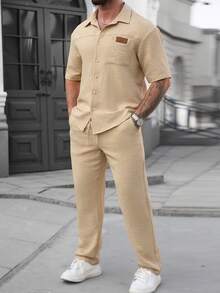 Manfinity Homme 男士香槟金格纹舒适面料短袖单口袋衬衫，配皮质标签和抽绳松紧腰裤，适合男士休闲度假、朋友聚会、派对、沙龙、聚会、日常办公、简约商务等场合，尤其适合春秋季节，自用或送礼皆宜。 - 卡其色 - 查看 6