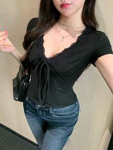 DAZY 女士纯色蕾丝拼接扭结下摆短袖T恤 Y2K 夏季款 - 黑色 - 查看 2