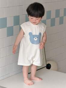 Dazy Kids 婴儿/幼儿男童卡通格子熊贴花无袖舒适连体衣 - 白色 - 查看 1