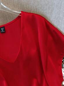 GlowEve CURVE 大码女式缎面V领褶皱收腰短袖衬衫 - 紅色 - 查看 4