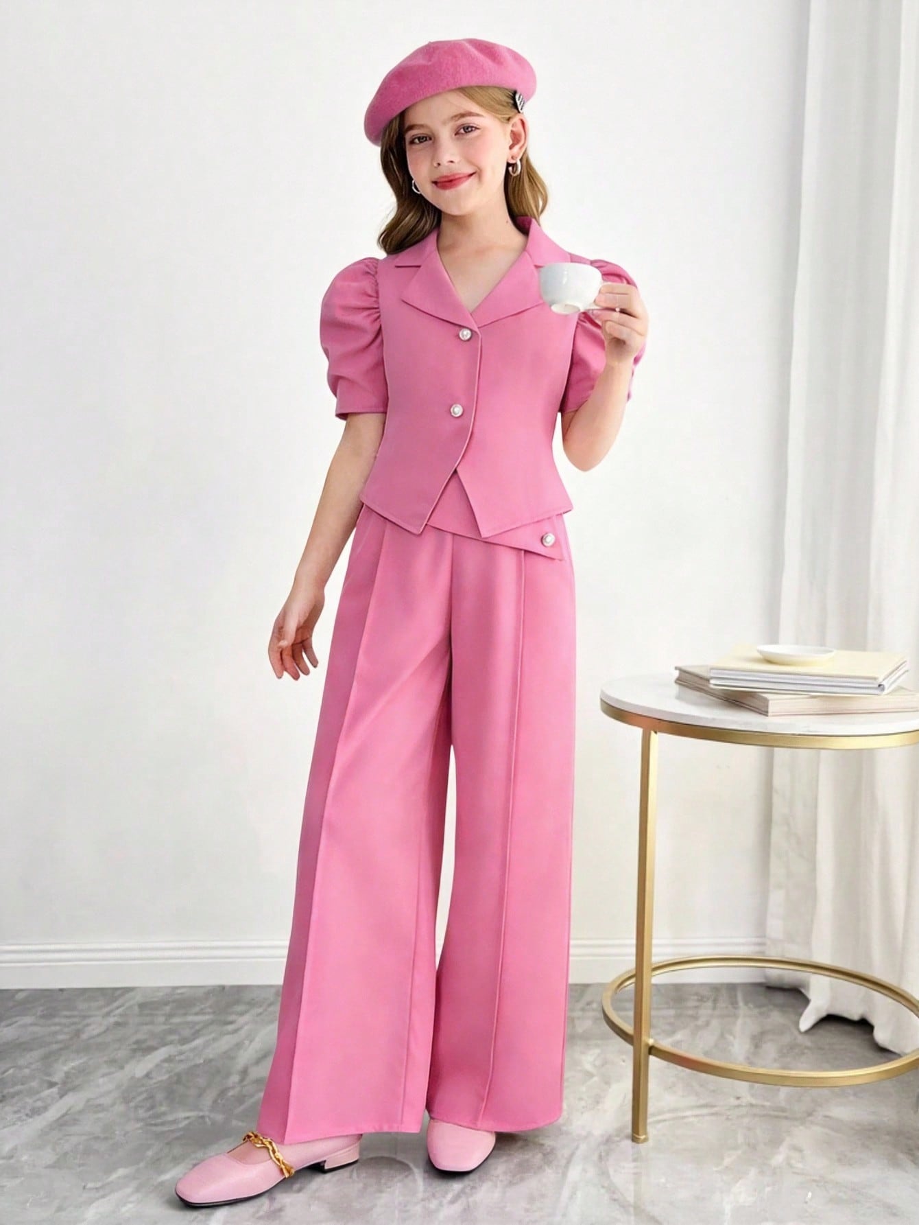 SHEIN بدلة قصيرة الأكمام ذات لون واحد وبنطال مزين...