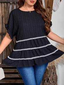 EMERY ROSE Atasan Hitam Ukuran Plus yang Elegan dengan Leher Bulat, Lengan Pendek Model Batwing, dan Aksen Geometris Berumbai. Blus Hitam Terbaru untuk Wanita Ukuran Plus. - Hitam - View 3