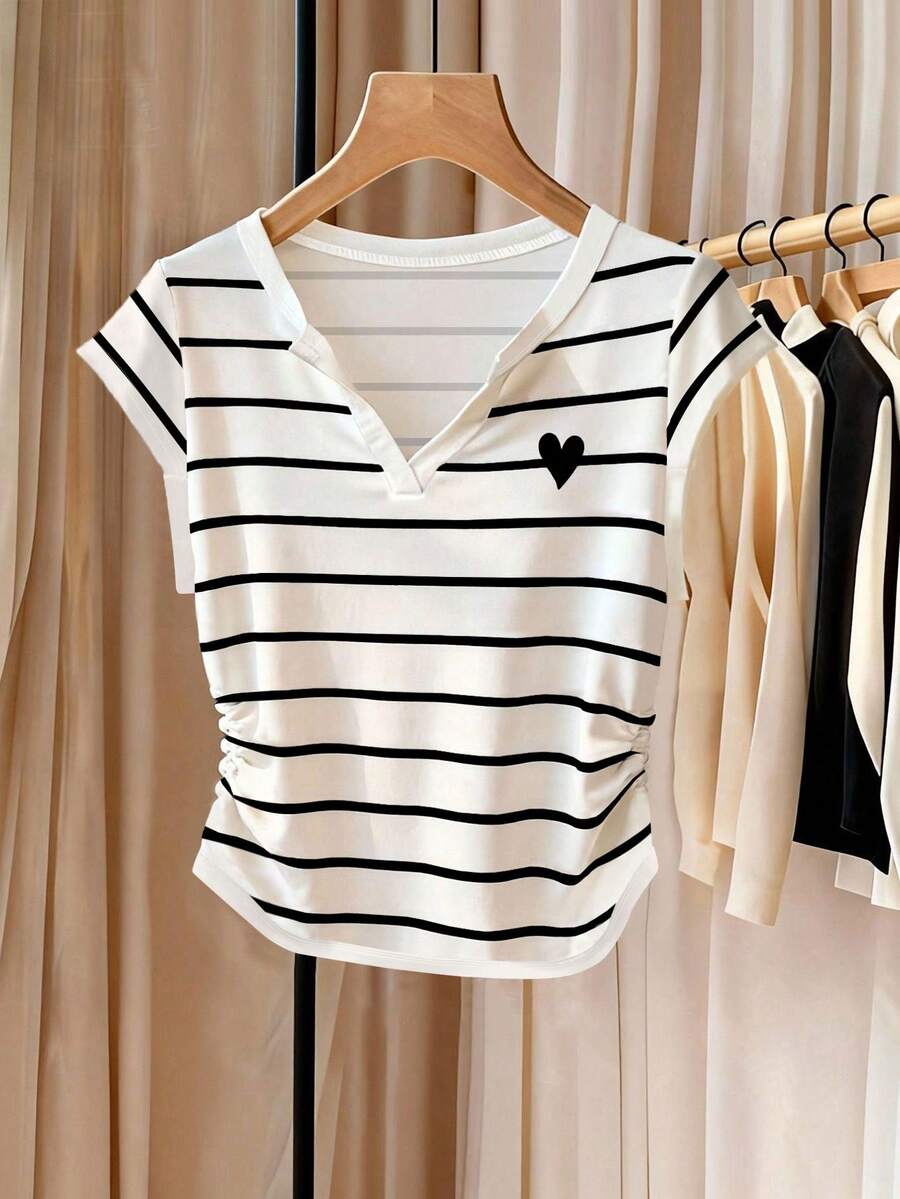 SHEIN 夏季时尚新款V领收腰T恤，休闲穿着，约会百搭，优雅设计，经典黑白条纹图案，印花设计，户外休闲，购物休闲，女式T恤 - 彩色 - 查看 1