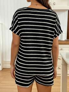 SHEIN 两件套孕妇条纹印花圆领短袖上衣和短裤套装 - 黑色 - 查看 2