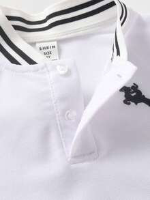 两件套男童休闲恐龙刺绣短袖polo衫，柔软舒适的恐龙刺绣短裤，配腰带，绅士风格，适合上学、休闲、度假、旅行、放松、日光浴、夏季等场合。 - 白色 - 查看 5