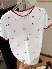 Resyla 这款女士短袖白T恤饰有甜美的红色樱桃印花，并点缀着精致的手工刺绣贝壳图案。是完美的夏季之选，时尚百搭。这款精致的T恤是馈赠家人、姐妹或母亲的理想之选，也是母亲节的绝佳礼物。休闲又不失时尚感。 - 白色 - 查看 4