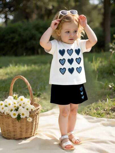 两件套女婴可爱爱心印花套装，包括短袖T恤和短裤，适合派对、聚会、春夏休闲穿着，舒适时尚，街头风，户外活动、上学、度假、送礼皆宜。