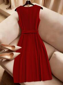 SHEIN Unity Abito elegante da donna in velluto rosso, adatto per l'ufficio e le feste, con collo rotondo, decorazione con perline, cintura in vita, senza maniche, con spacco sul fondo, abito aderente, vestito lungo e grazioso per l'autunno/inverno - Rosso - Visualizzare 2