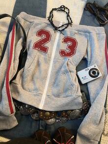 Glimmora 女士露肩修身撞色卫衣外套，印有“23”字样。休闲百搭，适合日常穿着、返校季和音乐节等场合。 - 淺灰色 - 查看 3