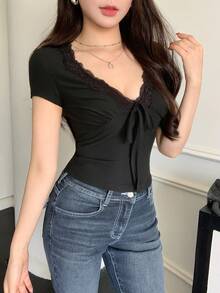 DAZY 女士纯色蕾丝拼接扭结下摆短袖T恤 Y2K 夏季款 - 黑色 - 查看 7