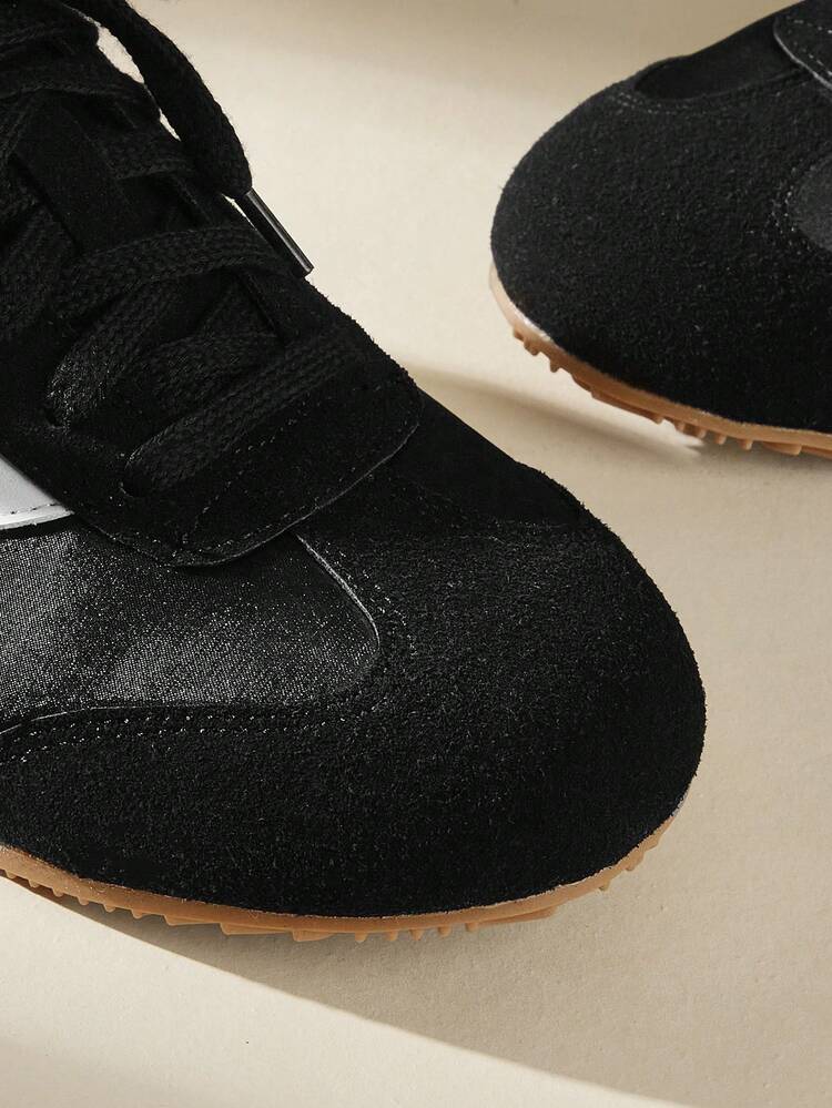 CUCCOO EASI Zapatillas deportivas casuales de mujer con puntera redonda, cómodas y deportivas de piel de imitación con parches en blanco y negro para uso diario en interiores y exteriores