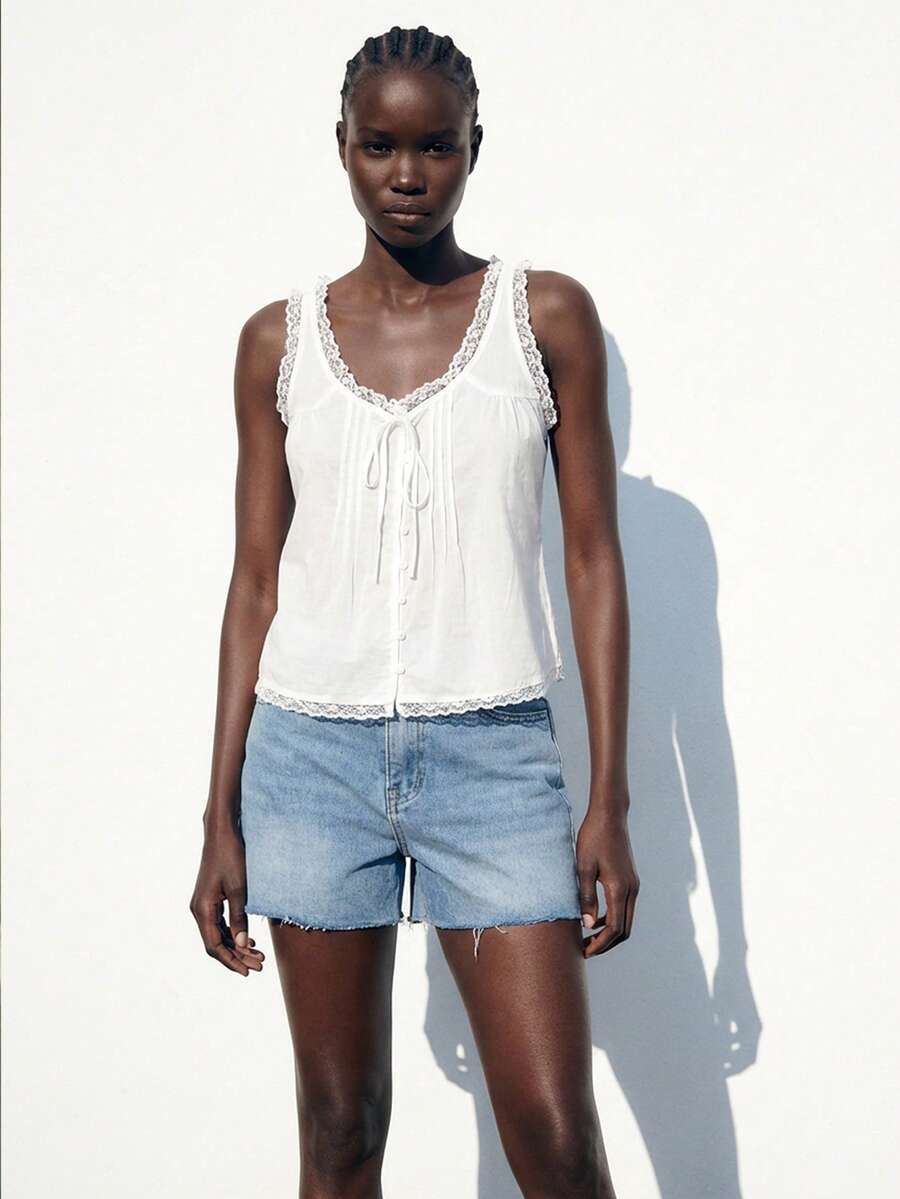 Maija 2025秋冬新款领口系带蝴蝶结蕾丝拼接装饰可爱甜美休闲外向无袖衬衫，时尚优雅，适合派对、都市通勤、职场等场合。 - 白色 - 查看 1