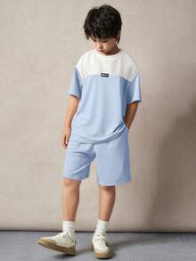 SHEIN Set de 2 piezas de camiseta de manga corta con cuello redondo y pantalones cortos de bloques de color casual para niño preadolescente, adecuado para ir y venir, la escuela, el uso diario casual, deportes, primavera/verano - Celeste - Ver 5