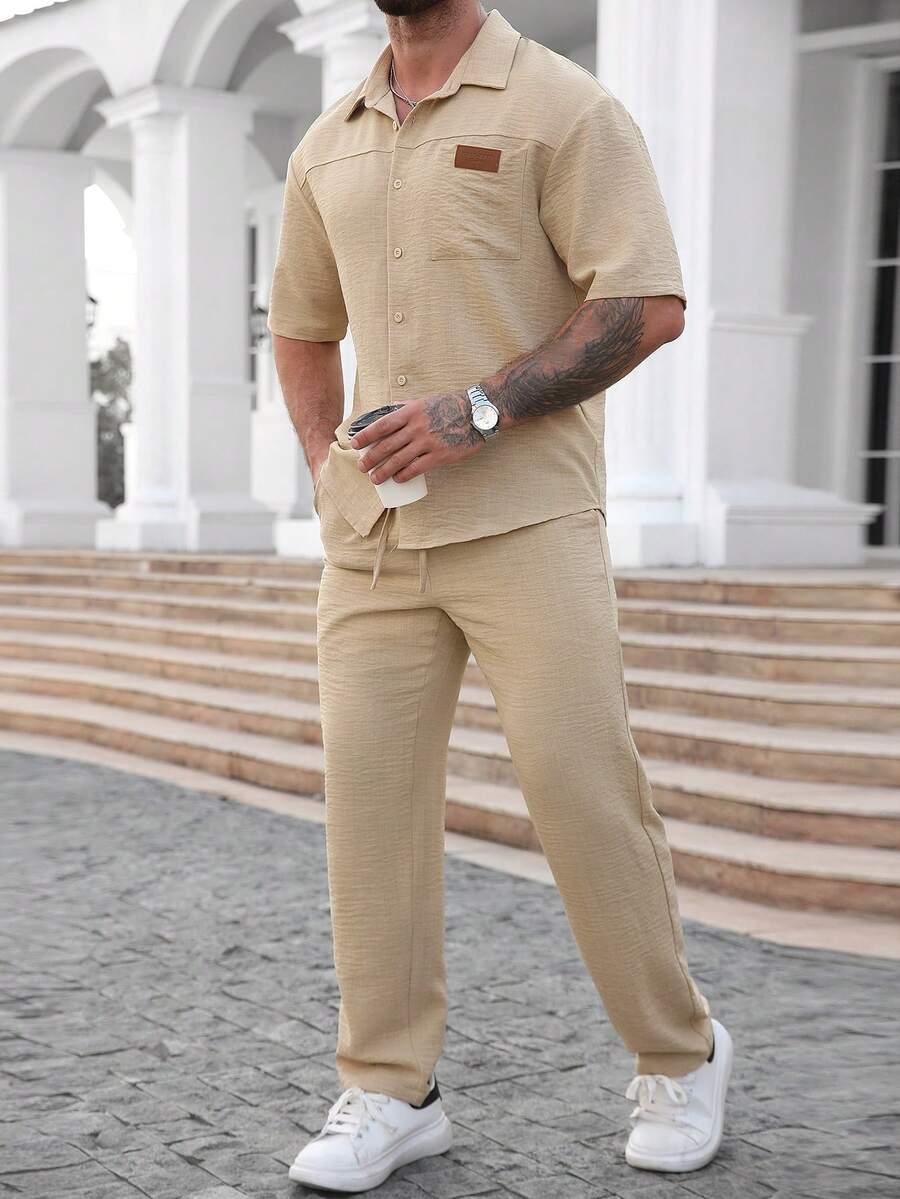 Manfinity Homme 男士香槟金格纹舒适面料短袖单口袋衬衫，配皮质标签和抽绳松紧腰裤，适合男士休闲度假、朋友聚会、派对、沙龙、聚会、日常办公、简约商务等场合，尤其适合春秋季节，自用或送礼皆宜。 - 卡其色 - 查看 1