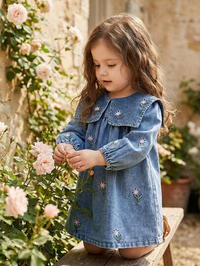 SHEIN Vintaside Kids Modern denimklänning med blombroderi och stor krage för babyflicka, lämplig för utflykter, shopping, fester, vardagskläder och utomhusaktiviteter, sommar