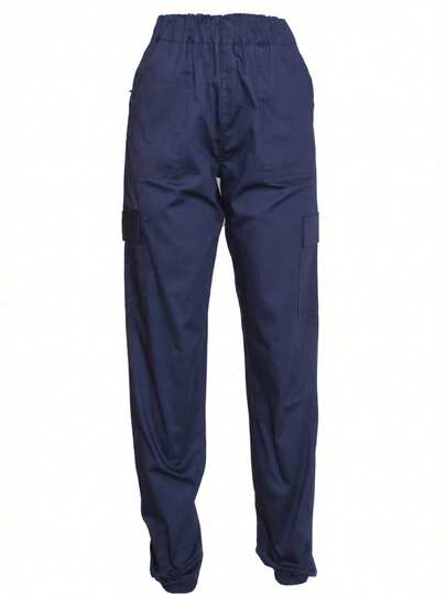 Pantalón Jogger fabricado en material gabardina de corte amplio con bolsas tipo cargo en los laterales