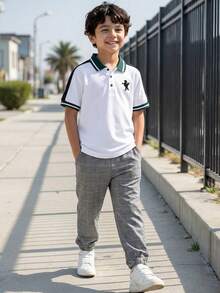 SHEIN 男婴休闲百搭都市学院风短袖POLO衫+弹力腰格子裤套装（2件套），适合通勤、上学、休闲外出、运动、春夏、情人节、约会、新年、旅行、度假、家庭聚会、返校、婚礼、正式场合、健身等场合。