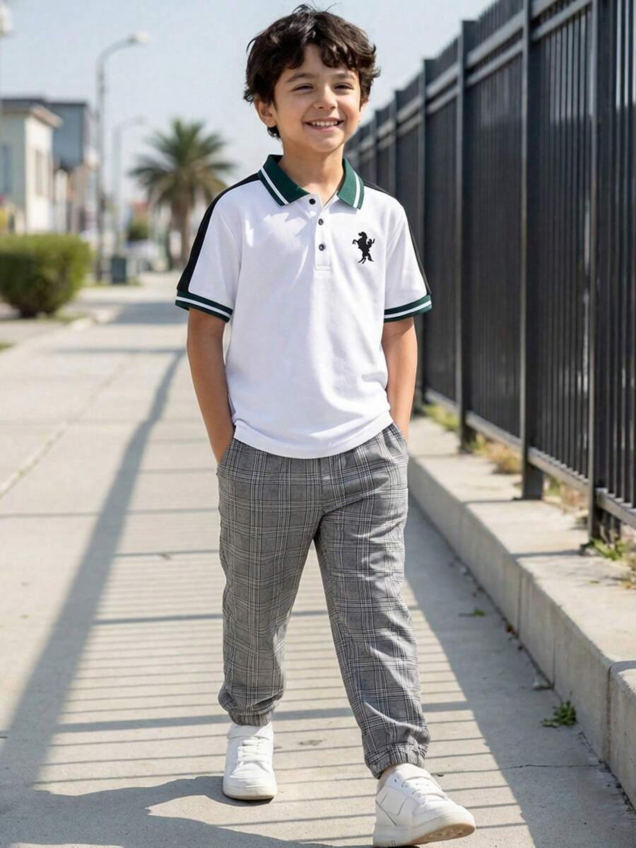 SHEIN 男婴休闲百搭都市学院风短袖POLO衫+弹力腰格子裤套装（2件套），适合通勤、上学、休闲外出、运动、春夏、情人节、约会、新年、旅行、度假、家庭聚会、返校、婚礼、正式场合、健身等场合。