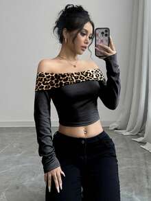 Olithes Kaos Off-Shoulder Seksi dengan Motif Leopard Kontras untuk Wanita, Kaos Motif Cheetah Grafis untuk Wanita - Grey - View 3
